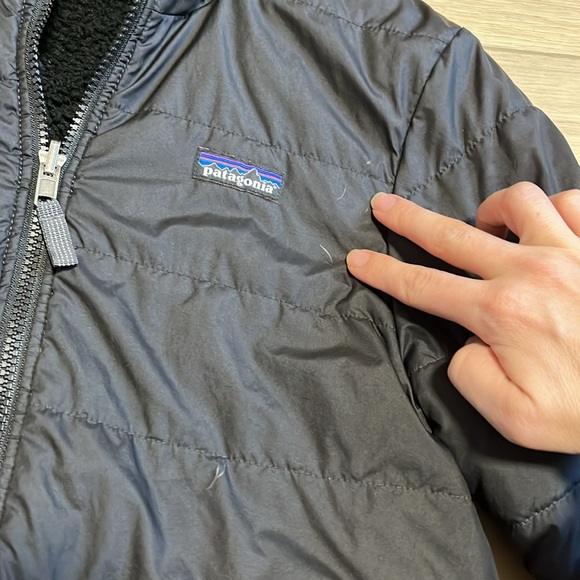 Patagonia child’s reversible black winter coat Sherpa fleece lined medium (10) - Picture 3 of 8